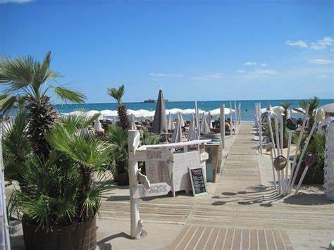 Le Bianca Beach est idéalement situé sur la plage de Richelieu, face au Fort Brescou au Cap d'Agde.