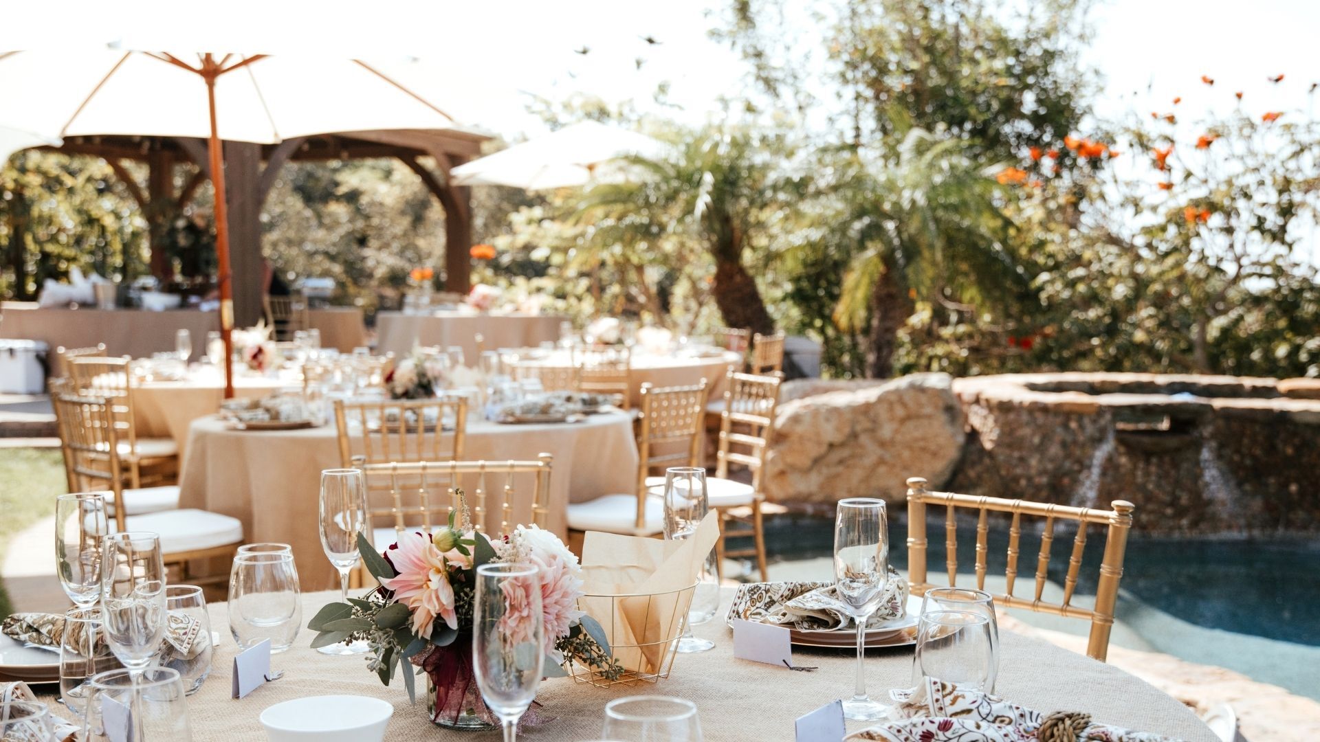 Réception de mariage intimiste sur la terrasse d'une villa haut de gamme avec vue mer en Guadeloupe