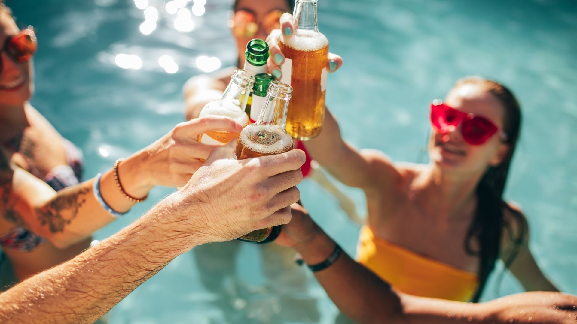 Cocktail dînatoire autour de la piscine d'une location de vacances pour événements à Saint-François.