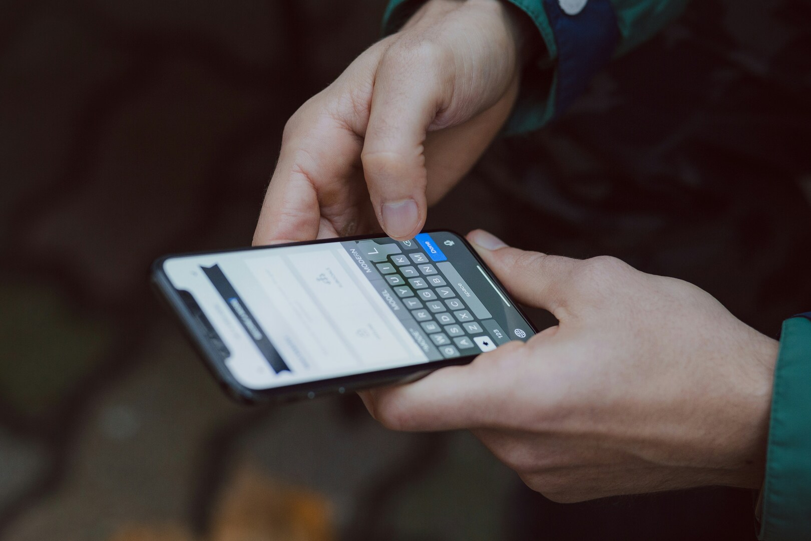 Personne répondant sur smartphone