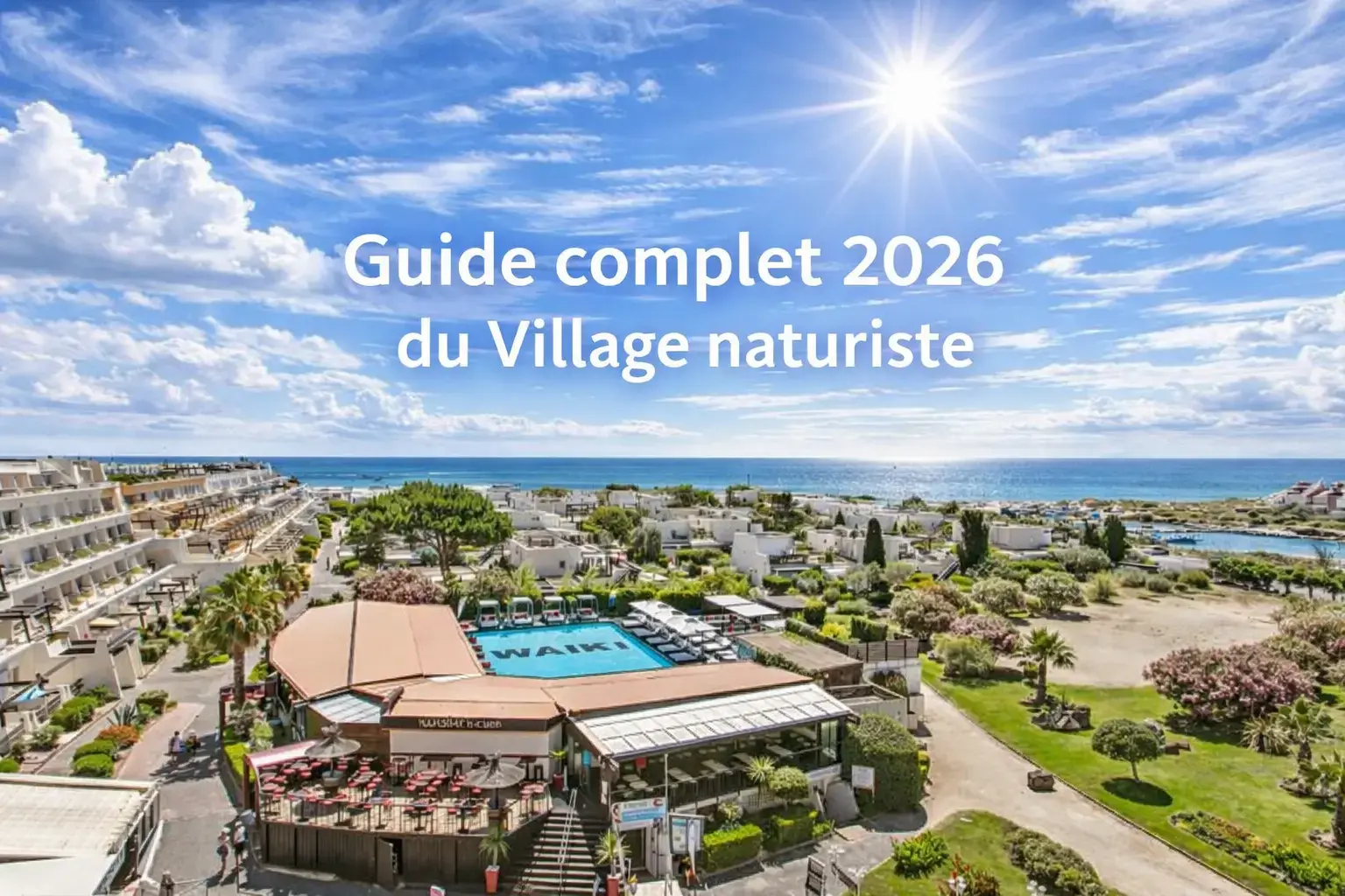 Панорамный вид на Натуристскую деревню в 2026 году. Текст «Guide complet 2026 du Village naturiste» наложен поверх для пояснения, анонсируя путеводитель, посвященный этой территории.