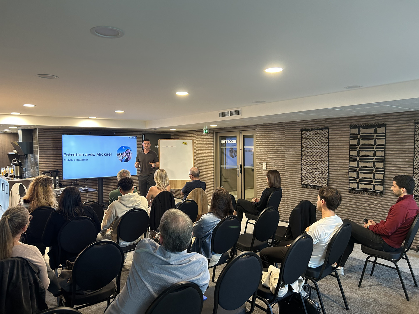 Mickael, co-fondateur d'Eximia Conciergerie Premium, présente la conciergerie devant les professionnels du réseau Co-Hôtes Airbnb à Montpellier