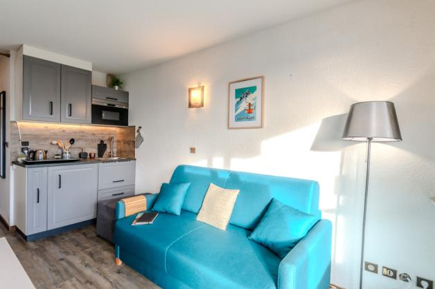Fitted kitchen area and sofa in the studio