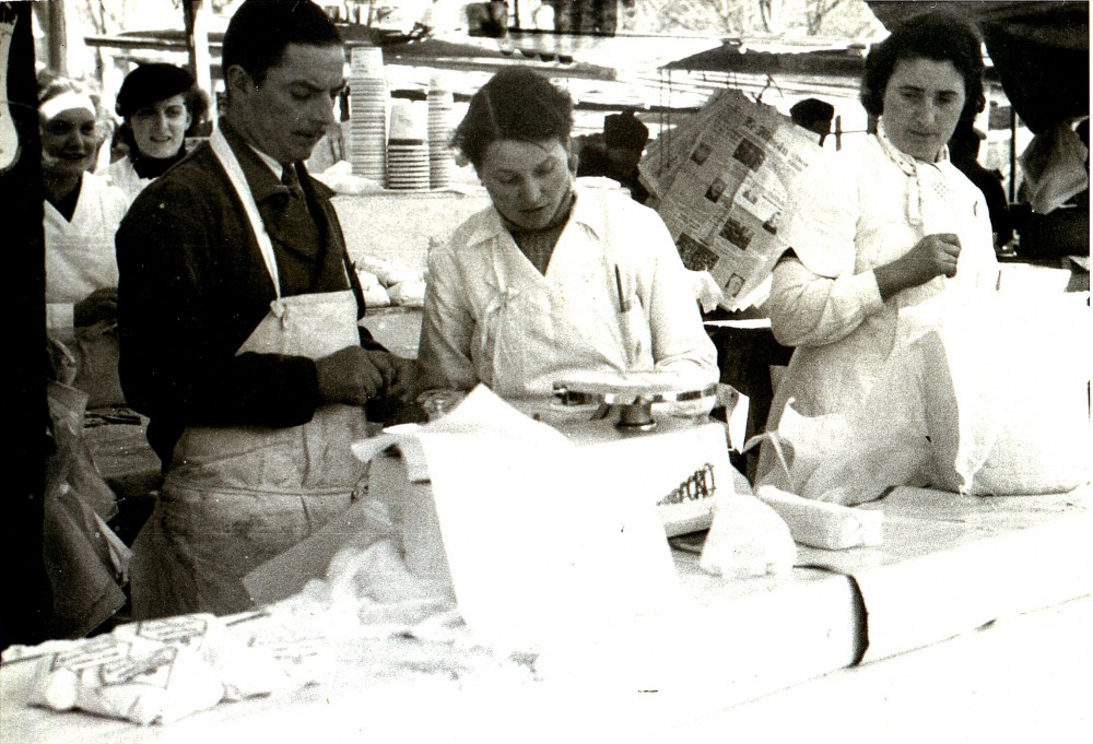 Marie-Reine & Louis Rigaud, Versailles market circa 1935