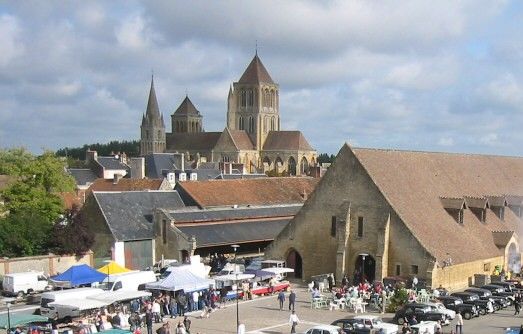 Photo des halles et de l'abatiale de Saint-Pierre sur Dives
